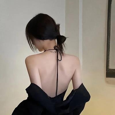 坐在酒吧里吃蛋糕